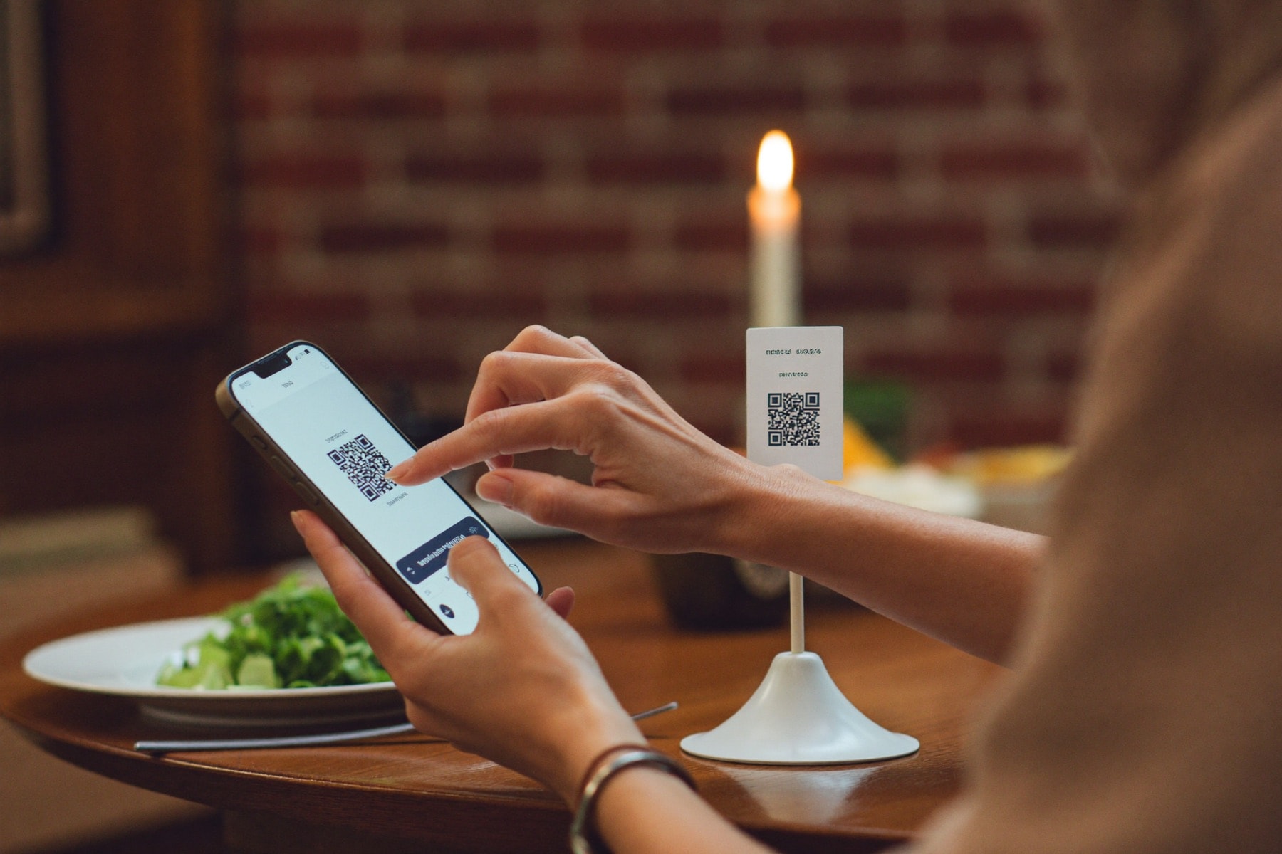 Guest scanning the table QR code to pay the bill
